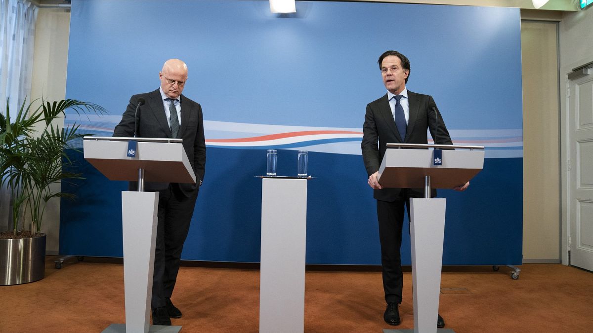 Hollanda Başbakanı Mark Rutte ile Adalet ve Güvenlik Bakanı Ferd Grapperhaus, Covid-19 önlemleriyle ilgili basın toplantısı düzenledi