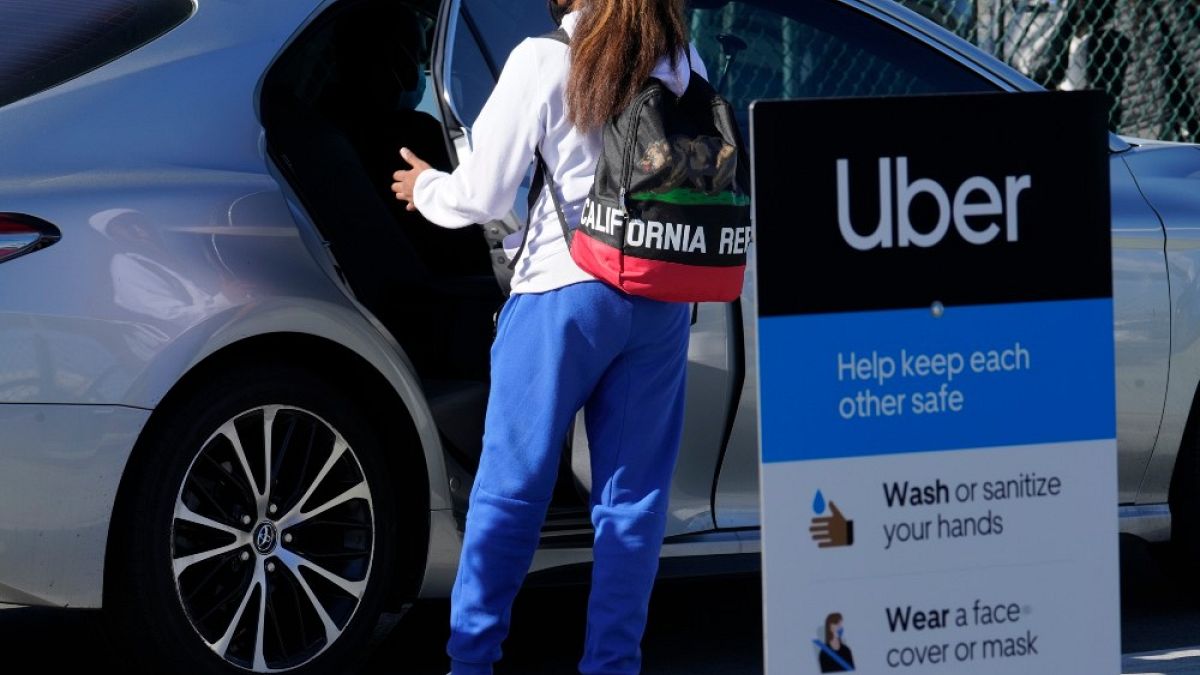 Una ragazza prende un Uber in una foto d'archivio