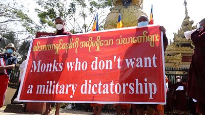  شاهد: رهبان ثورة الزعفران يشاركون في مسيرة احتجاجية أمام مكتب الأمم المتحدة في ميانمار