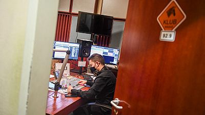 Periodistas húngaros trabajan en la emisora de radio húngara 'Klubradio' en Budapest, el 9 de febrero
