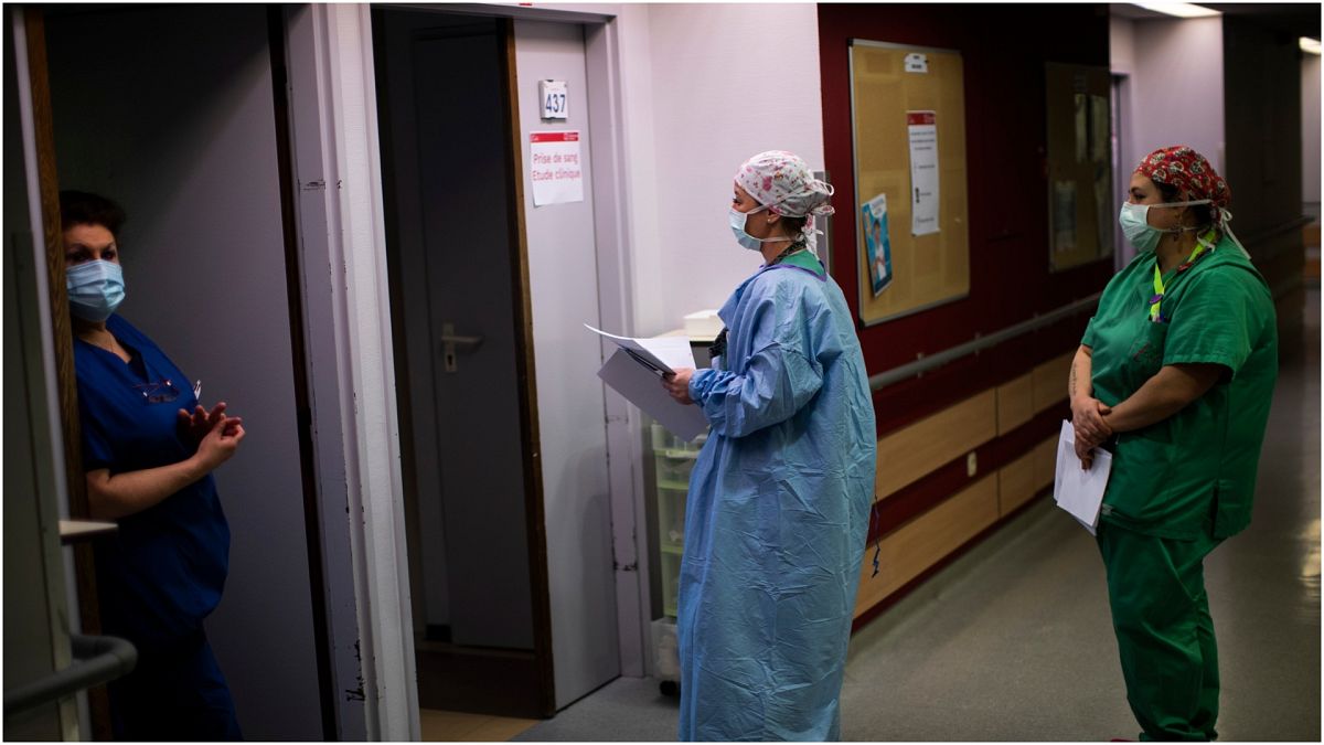 موظفو الرعاية الصحية يتلقون لقاح موديرنا ضد كورونا في مستشفى "تيفولي" بمدينة لالوفيار ، بلجيكا ،الاثنين 15 فبراير 2021.