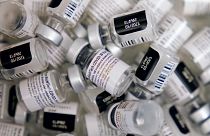 A Pfizer-BioNTech koronavírus elleni vakcinájának üres fiolái a University of Nevada oltóközpontjában, Las Vegasban