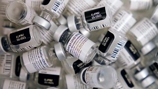 A Pfizer-BioNTech koronavírus elleni vakcinájának üres fiolái a University of Nevada oltóközpontjában, Las Vegasban