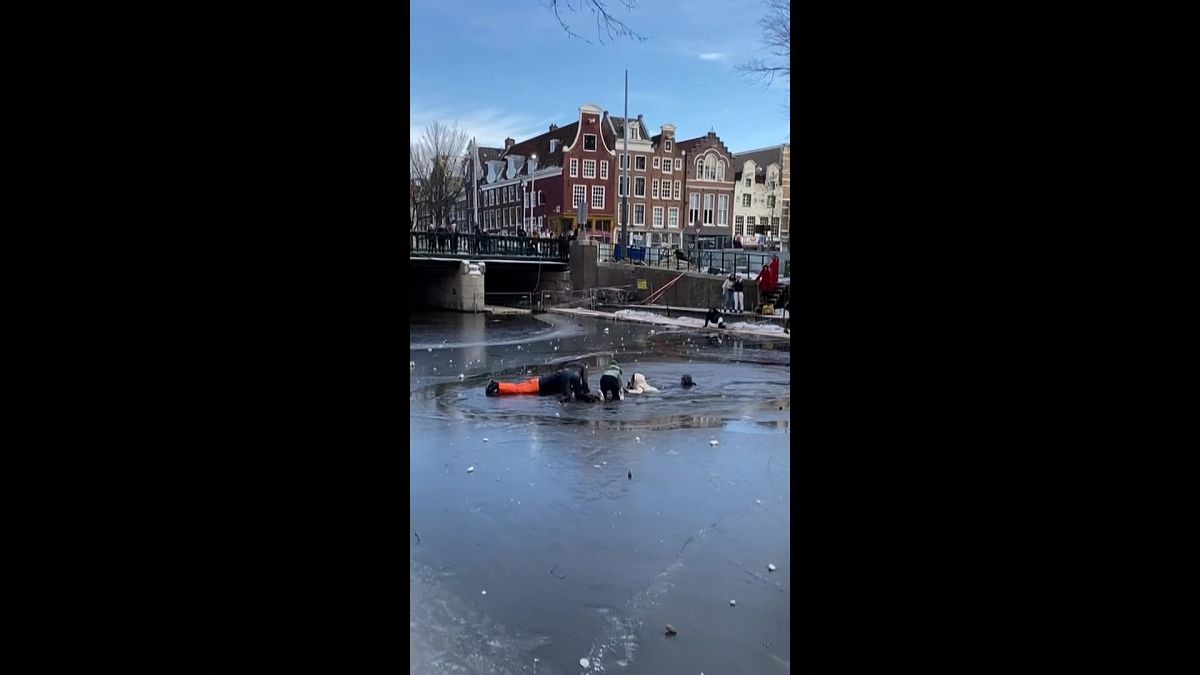 متزلجون يسقطون في نهر بعد انكسار الجليد - هولندا