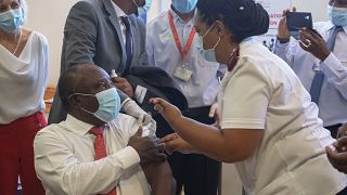 Cyril Ramaphosa lance la campagne de vaccination contre la Covid-19