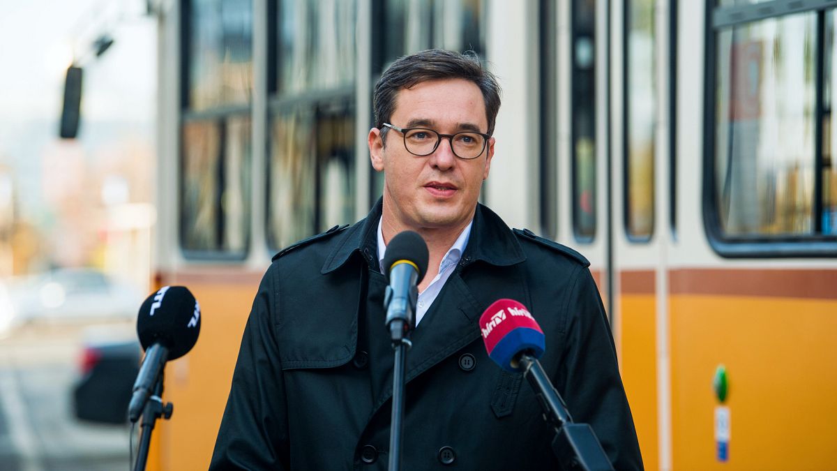 Karácsony Gergely főpolgármester beszédet mond a pesti fonódó villamosvonal első elemének átadásán a Haller utca és a Soroksári út kereszteződésénél 2020. november 6-án