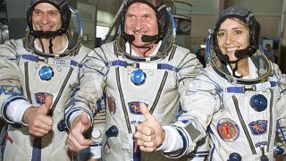 رواد الفضاء الفرنسية كلودي هاينيري  والروسيان  فيكتور أفاناسييف  وكونستانتين كوزييف/5 يوليو 2001