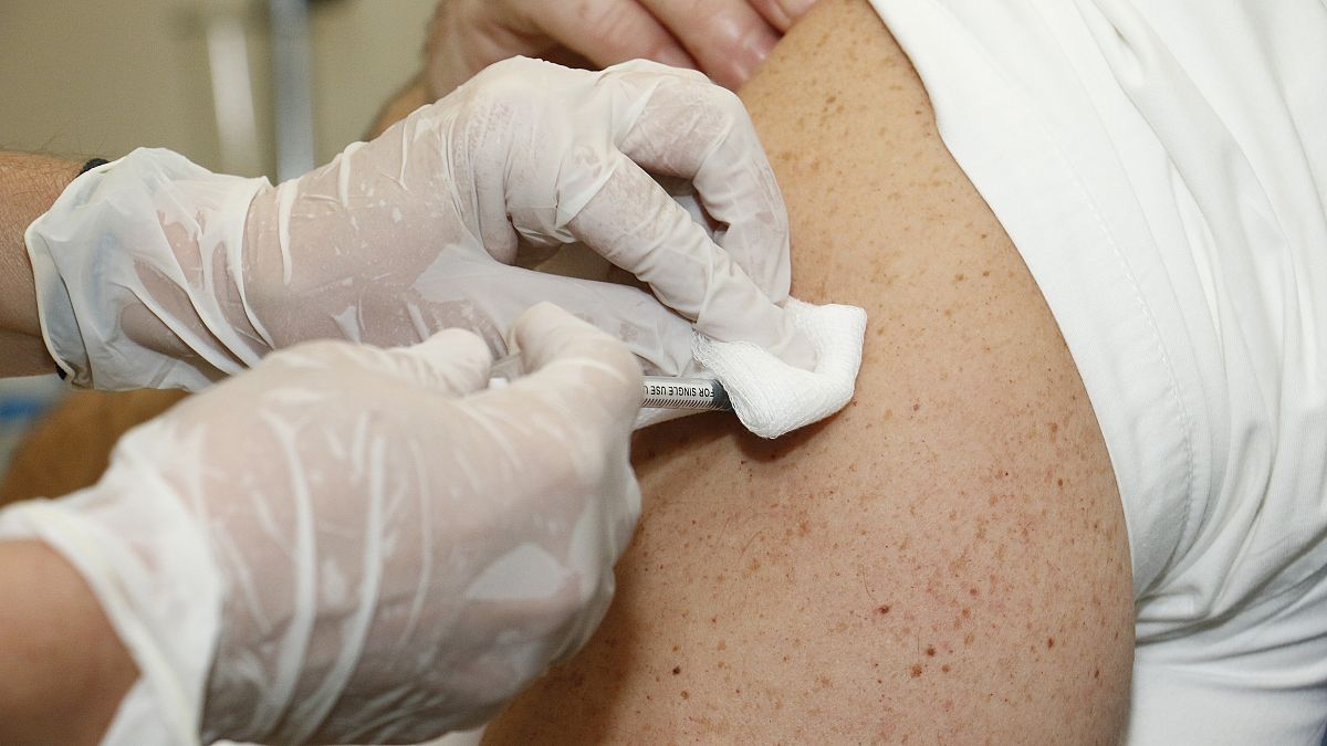 Νοσηλεύτρια εμβολίαζει πολίτη με το εμβόλιο της Pfiizer-BioNTech 