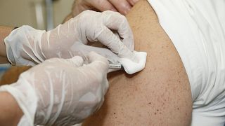 Νοσηλεύτρια εμβολίαζει πολίτη με το εμβόλιο της Pfiizer-BioNTech