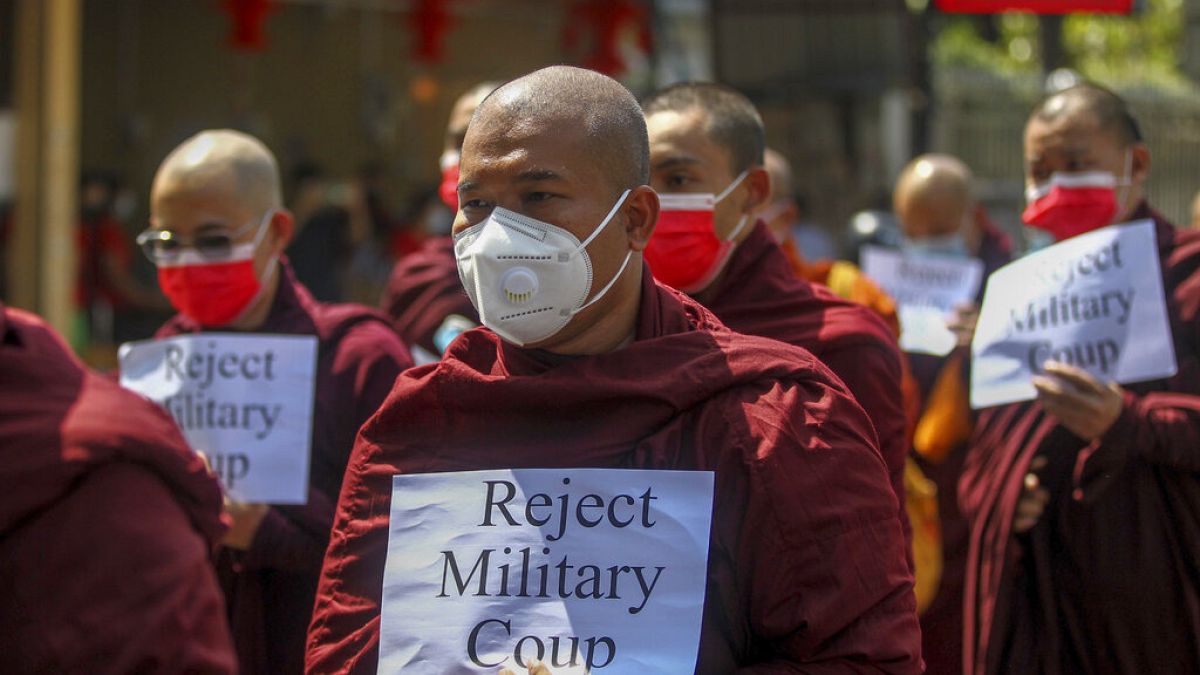 A buddhista szerzetesek nem kérnek a katonai juntából 