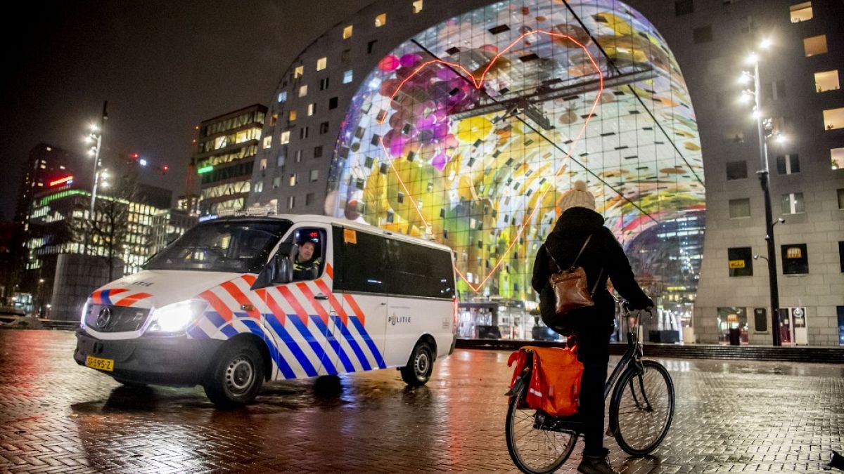 Polícia holandesa patrulha as ruas durante o recolher obrigatório