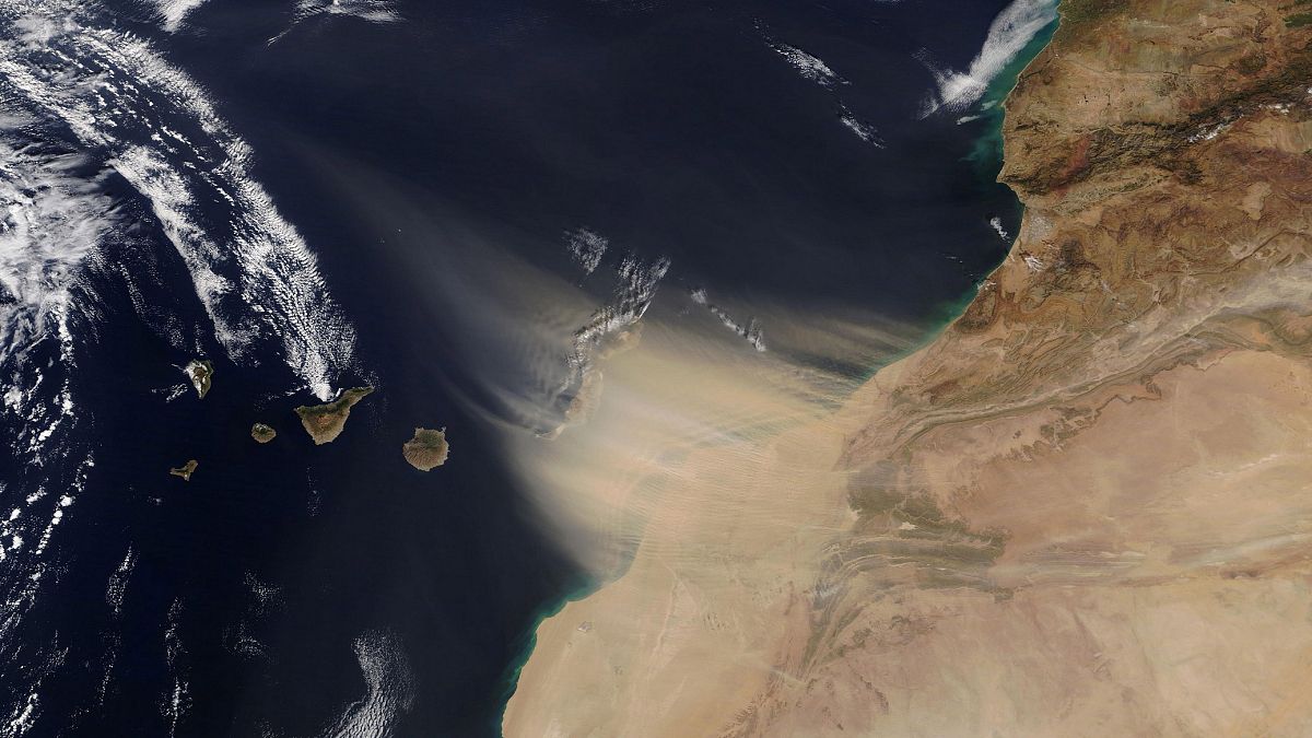 Esta fotografía de la NASA muestra como un tormenta de calima procedente de Marruecos se acerca a las Islas Canarias.