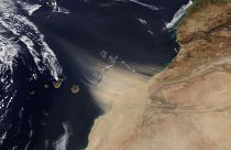 Esta fotografía de la NASA muestra como un tormenta de calima procedente de Marruecos se acerca a las Islas Canarias.