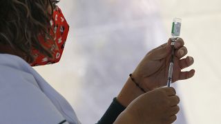 Una enfermera prepara una vacuna contra la COVID-19 en un centro de México.