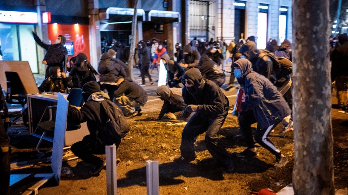 صدامات بين متظاهرين وعناصر الشرطة الإسبانية التي اعتقلت مغني الراب بابلو هاسل في برشلونة. 2021/02/16