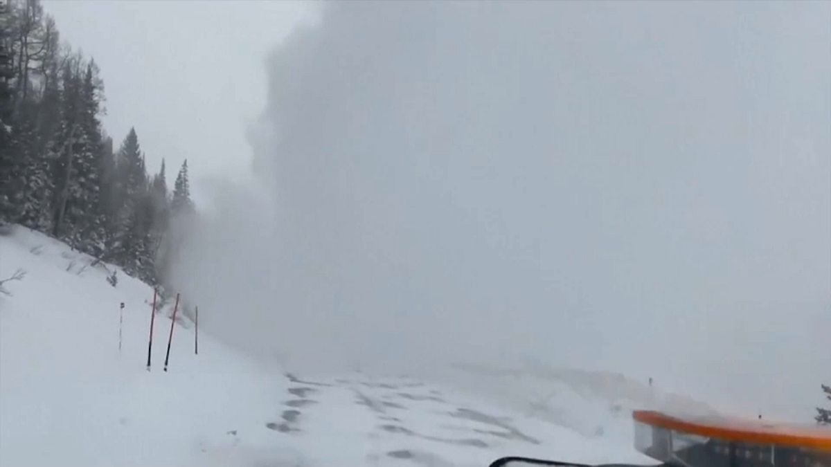Momento en el que la avalancha de nieve llega a una carretera de Utah