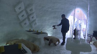 ویدئویی از سرو چای و غذاهای سنتی در کافۀ کشمیری‌ها در کلبۀ یخی