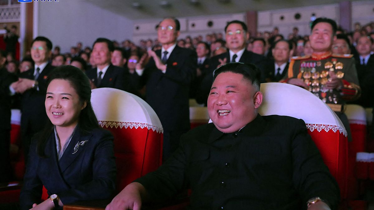 الزعيم الكوري الشمالي كيم جونغ أون  وزوجته ري سول جو 