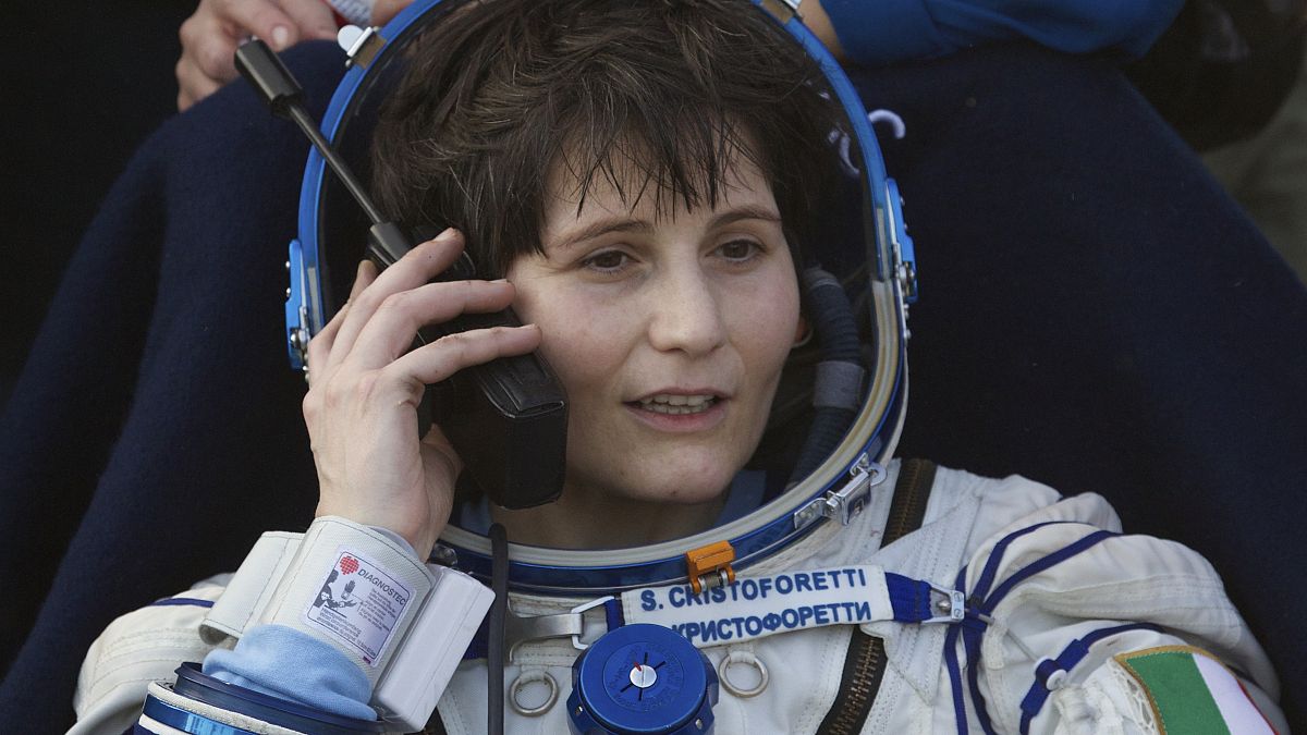 Astronauta italiana Samantha Cristoforetti fora da cápsula espacial Soyuz TMA-15M, a 11 de junho de 2015