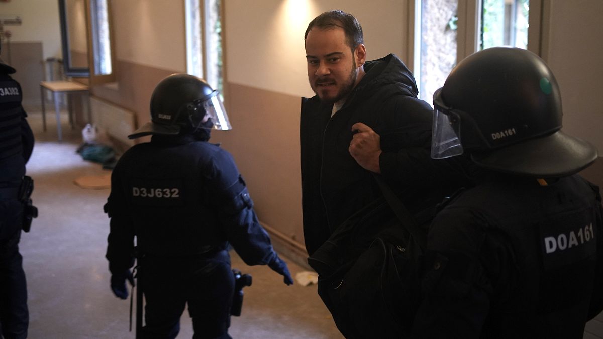 Pablo Hasél è trattenuto dagli agenti di polizia all'Università di Lleida, Spagna, martedì 16 febbraio 2021.