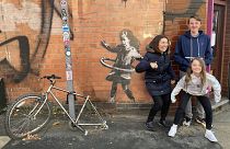 Banksy alkotásával sokan fotózkodtak Nottinghamban