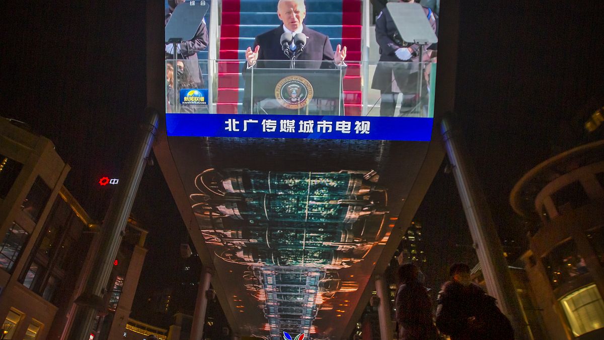 جو بايدن يظهر على شاشة في إحدى مراكز بيكين التجارية. 2021/01/21