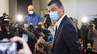 Dimite el primer ministro de Georgia en reacción a la orden de arresto contra su rival político