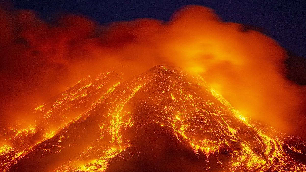 Fantasztikus felvételek az Etna szokatlan erejű kitöréséről 