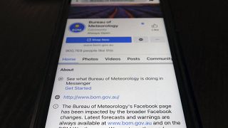 موقع إلكتروني ساخر سمي على اسم بلدة أشباح أسترالية على صفحة مكتب الأرصاد الجوية الأسترالي على تطبيق فيسبوك في طوكيو. 2021/02/18