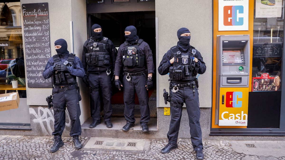Policiers déployés, le 18 février 2021, dans le quartier berlinois de Neukölln, lors d'une opération ciblant le crime organisé dans la capitale allemande