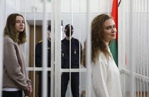 Las periodistas Katsiaryna Andreyeva, a la derecha, y Daria Chultsova en la jaula de los acusados en Minsk, Bielorrusia, el pasado 18 de febrero.