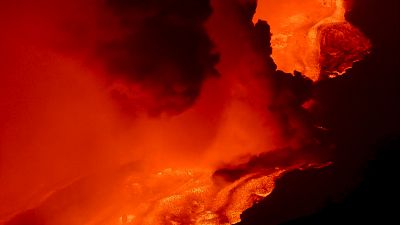 شاهد : بركان جبل إتنا الإيطالي يواصل  نثر الحمم البركانية والرماد