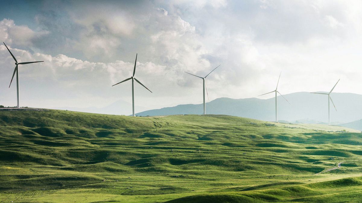لطاقة النظيفة، مثل طاقة الرياح، عنصر رئيسي في الوصول إلى صفر انبعاثات لغازات الاحتباس الحراري. الصورة لمحطة توليد الطاقة بالرياح في مونتينغرو.