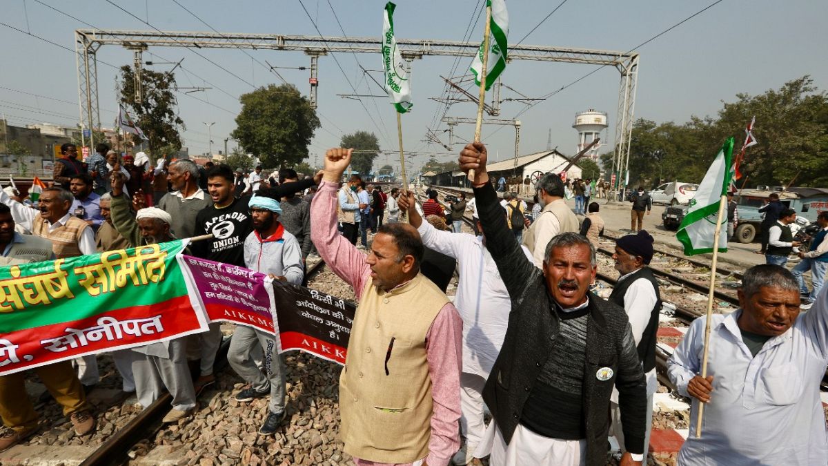 مزارعون يقطعون طريق سكة الحديد في سونبات في الهند احتجاجا على قوانين سنها البرلمان قبل أشهر. 2021/02/18