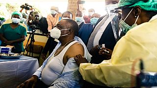 Zimbabwe begins vaccinating health care workers