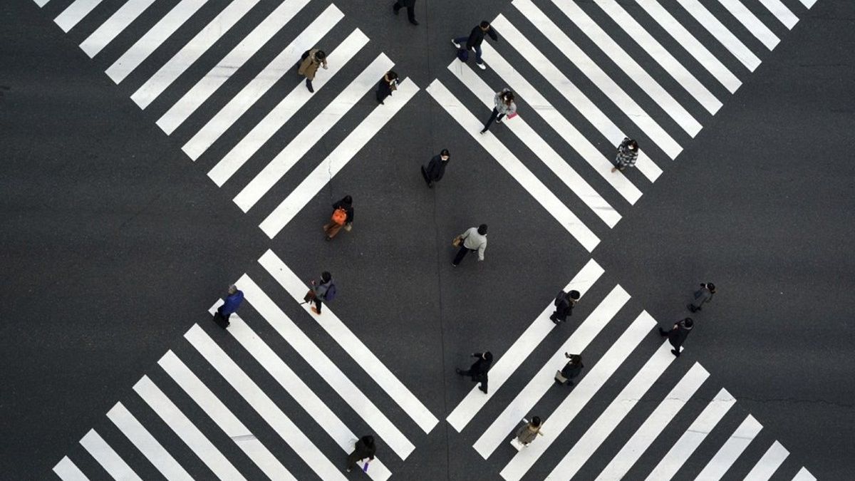 Japonya'nın başkenti Tokyo'da sosyal mesafe kurallarına uyarak karşıdan karşıya geçen insanlar.