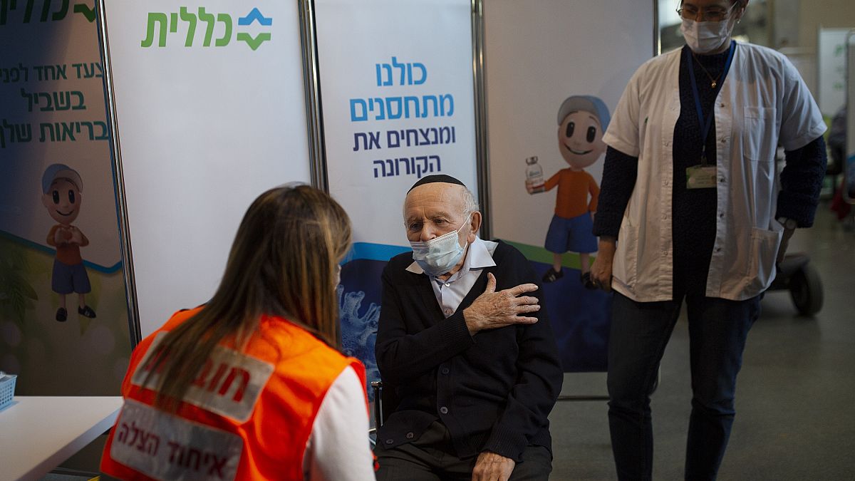 أحد الناجين من المحرقة (جوزيف كلينمان) يتلقى جرعة من اللقاح في القدس 