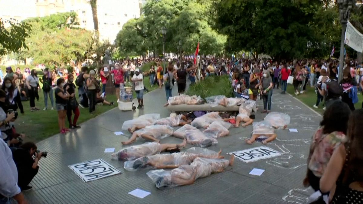 زنان آرژانتینی با بدن برهنه به خشونت علیه خود اعتراض کردند