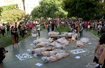 شاهد: أرجنتينيات يمثلن دور القتيلات اعتراضاً على جرائم قتل النساء المتزايدة