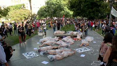 شاهد: أرجنتينيات يمثلن دور القتيلات اعتراضاً على جرائم قتل النساء المتزايدة