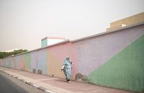 Una mujer camina en el Sáhara Occidental