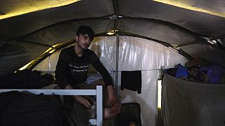 Migranti, i drammi della rotta balcanica, la commissaria Ue agli Affari interni visita i profughi
