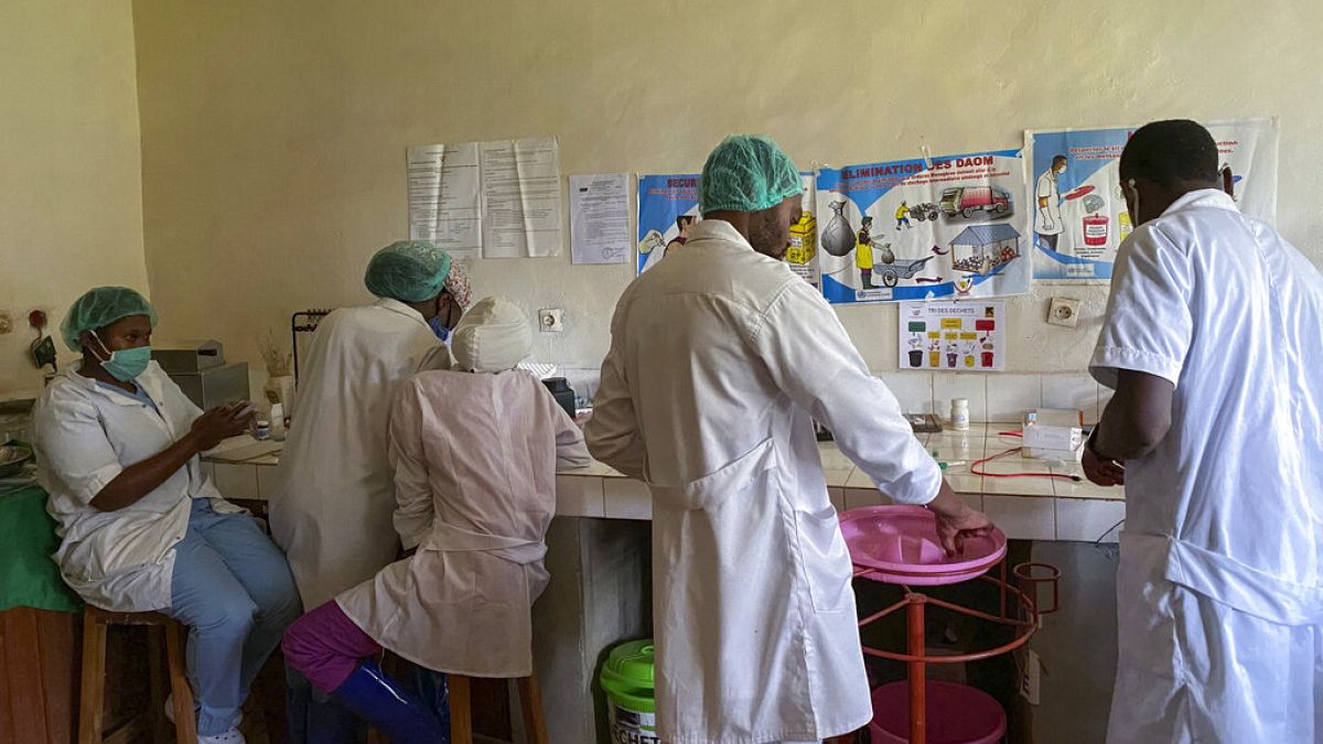 Orvosságot készítenek elő a Matanda Kórházban, Butembóban