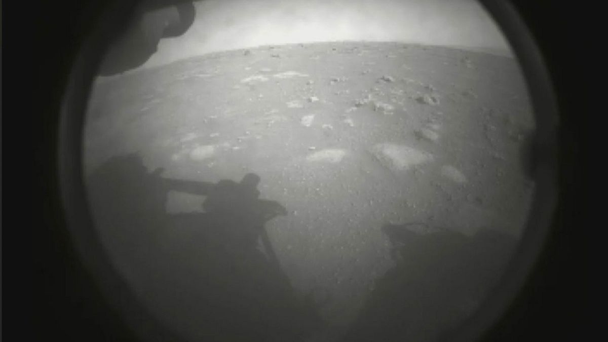 La première image transmise le 18 février 2021 par le rover Perseverance après son atterrissage réussi sur la planète Mars