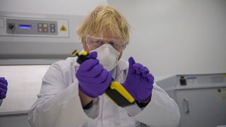 Boris Johnson brit miniszterelnök a francia Valneva skóciai laboratóriumában