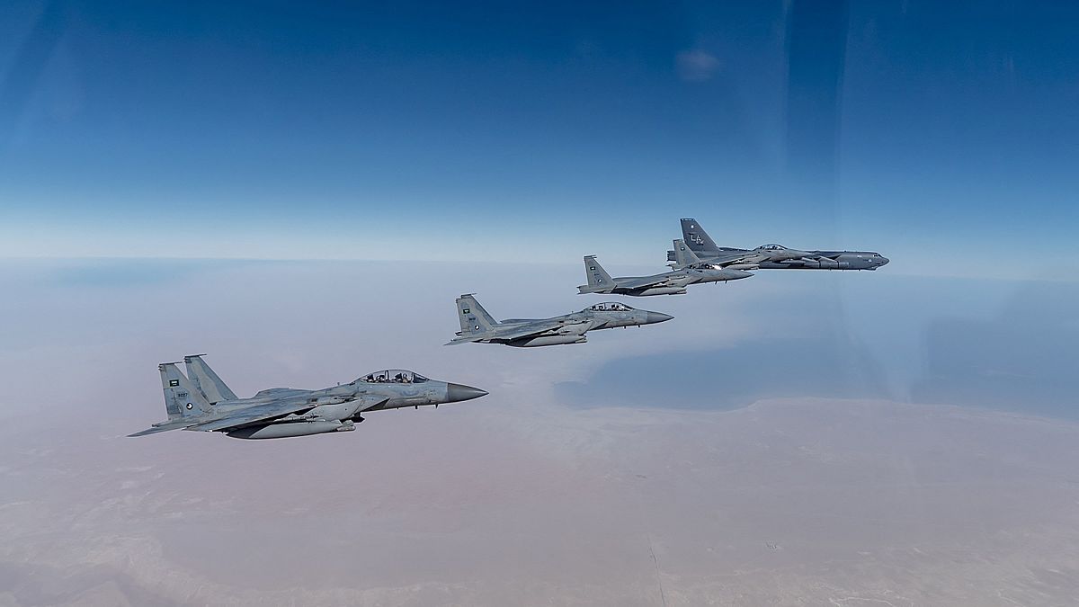 حلقت قاذفة أمريكية من طراز B-52   مع طائرات F-15SA التابعة للقوات الجوية الملكية السعودية فوق الشرق الأوسط في 27  يناير 2021 