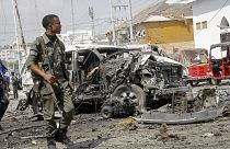 Somali'nin başkenti Mogadişu'da intihar saldırısı sonrası harabeye dönen bir bölge ve Somalili asker (13 Şubat 2021/ arşiv)