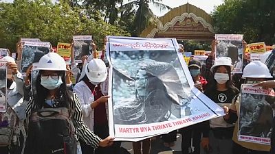 Muere una manifestante, mientras las protestan aumentan en Birmania