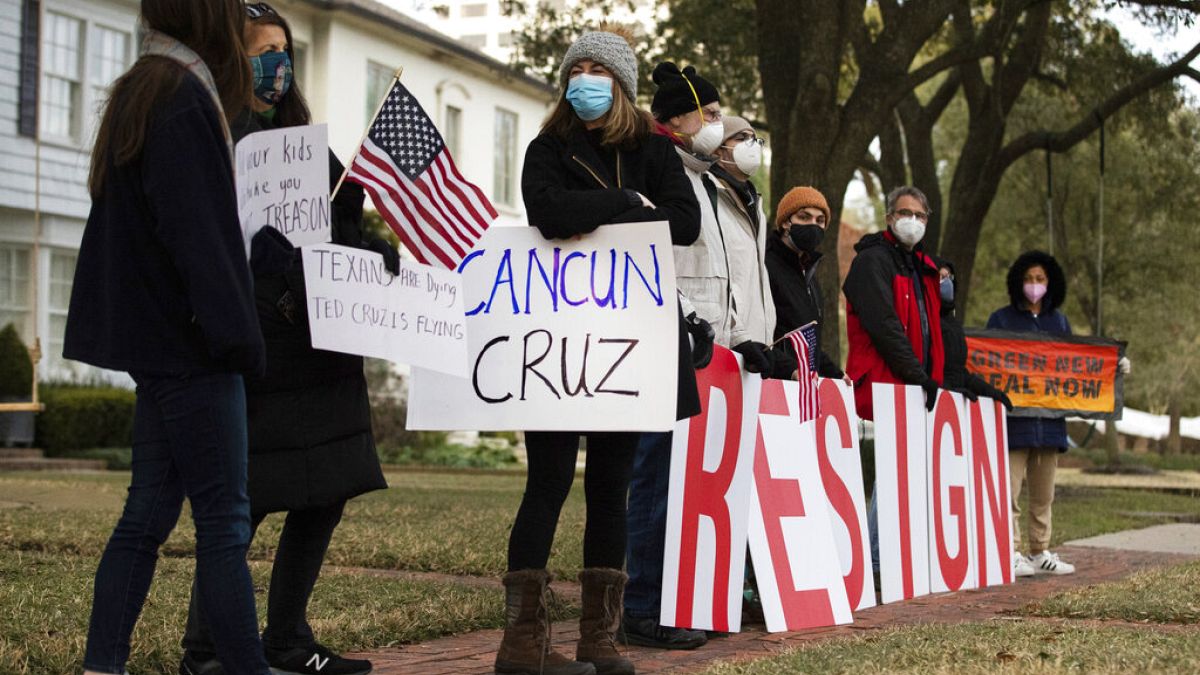 Demonstrant:innen stehen vor Texas Sen. Ted Cruz' Haus fordern seinen Rücktritt, Houston, Texas, USA,18.02.2021