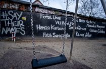 Almanya'nın Hanau kentinde ırkçı saldırı sonucu 4'ü Türk, 9 göçmen kökenli hayatını kaybetmişti. Hanau'da bazı noktalara saldırının kurbanlarının isimleri yazıldı